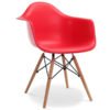 silla ancha con patas de madera y asiento ancho en color rojo